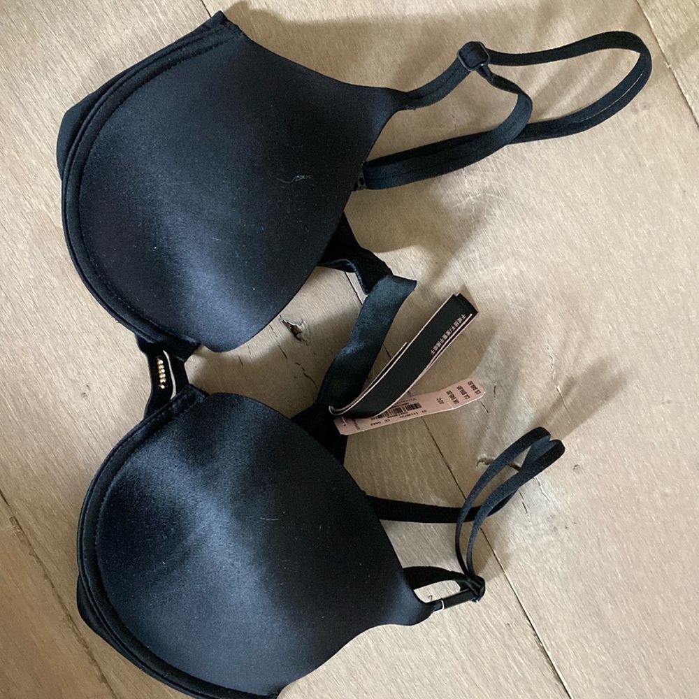 BRAND NEW. VS BRA. 32C.